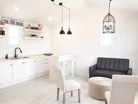 Chic Oceanfront Cottage- The Fish Sheds (Mick's)