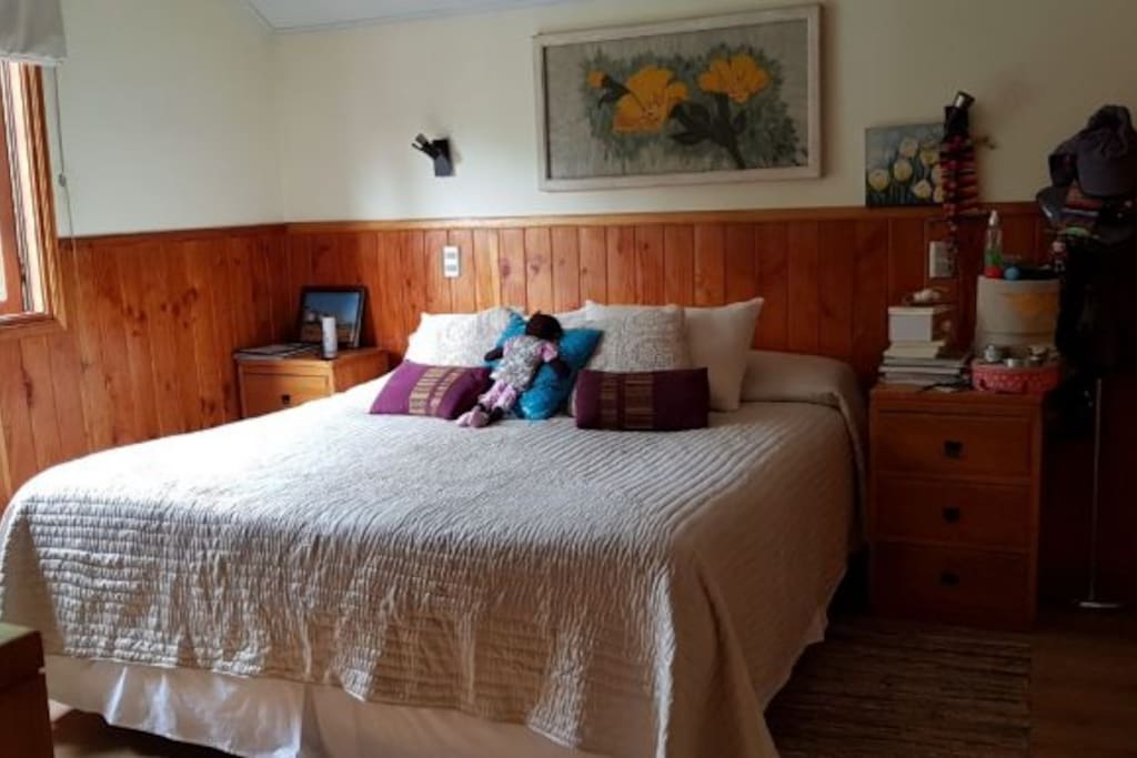 Habitación principal (cama doble) con TV y clóset en segundo piso.