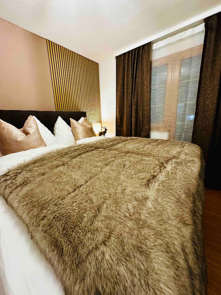 Брачен кревет (широк 180 x 200 см)