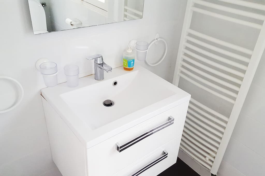 Une des 2 salles de bain avec douche (pas sur la photo)