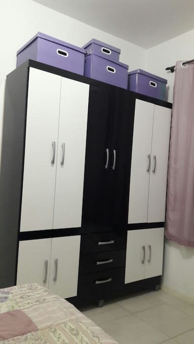 2 Guarda-roupas, igual ao da imagem. Um no quarto de casal e outro no quarto de solteiro.