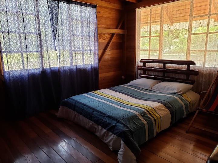 Schlafzimmer # 1 mit Doppelbett, halborthopädischer Matratze für deinen Komfort und Gemeinschaftsbad