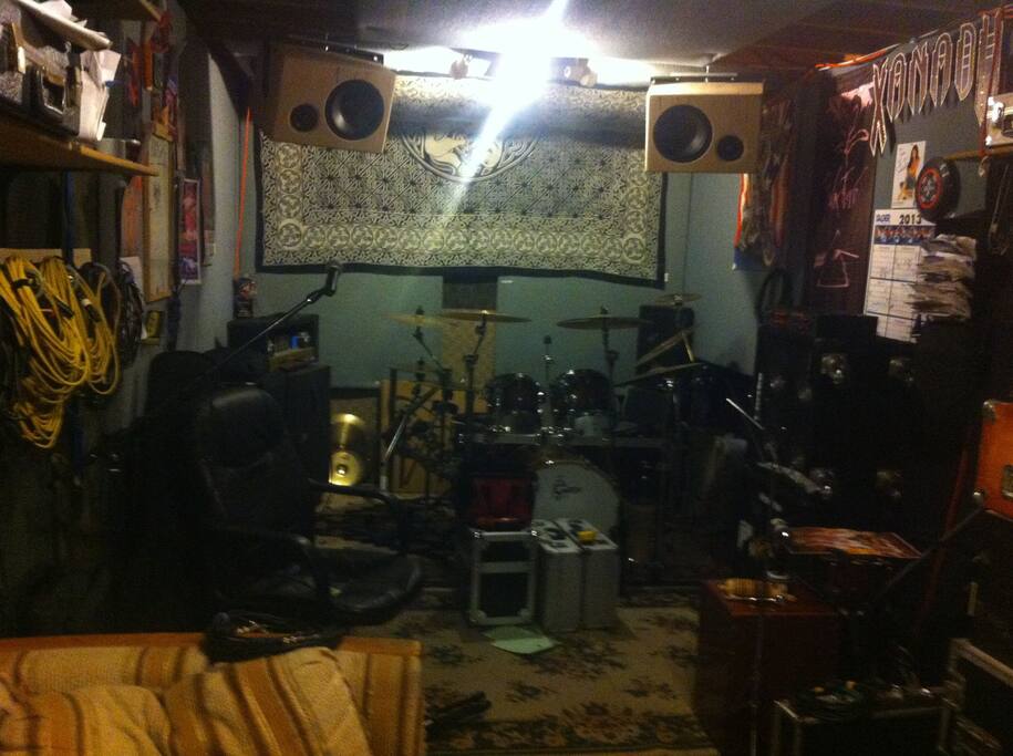 A spacious view of the UNIT