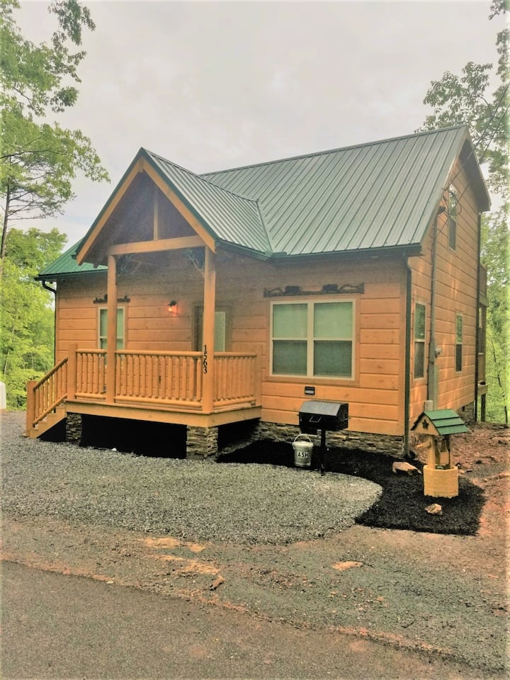 NEW BUILDRustic/Romantic EscapePri/HTub/Arcade Cabins for Rent in