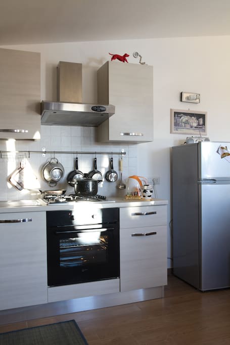 Una piccola cucina provvista di tutto per cucinarsi una buona pasta o semplicemente un tè caldo.