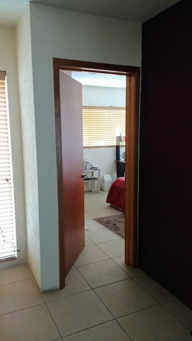 Habitación con vista a la calle