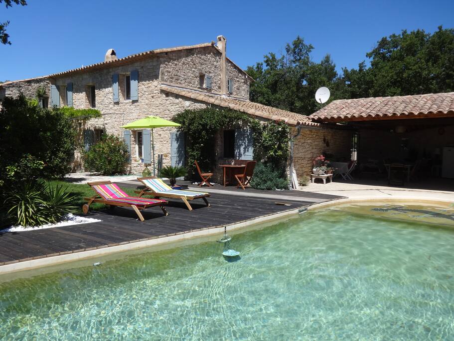 Vue piscine, auvent et chambre privée.