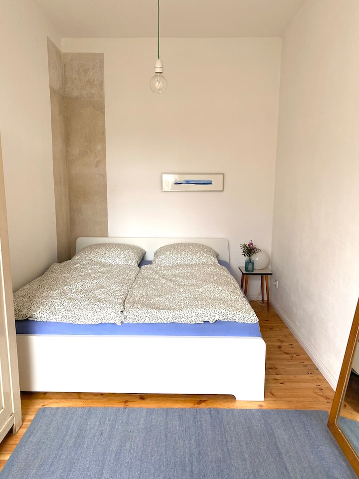 Chumba cha kulala cha kitanda mara mbili. Pia kutakuwa na nafasi ya godoro kwa ajili ya mtoto.