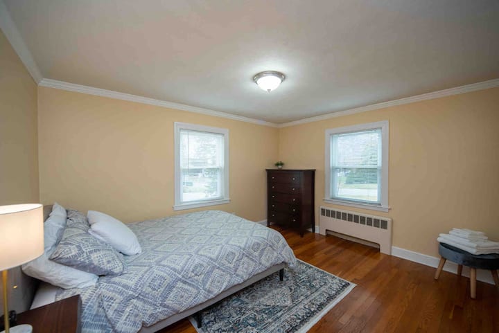 ห้องนอน #2 พร้อมเตียงควีนไซส์ตู้เสื้อผ้าและตู้เสื้อผ้า 