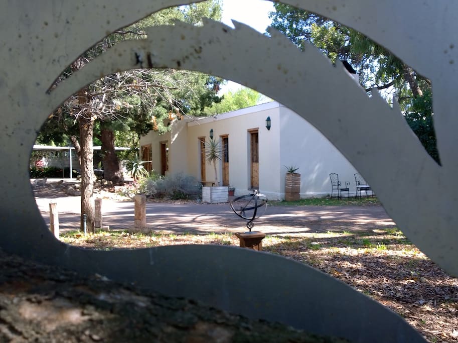 ArtKaroo Stay, the perfect retreat for the artistic individual. Located in one of the first historical buildings of this are of Oudtshoorn..