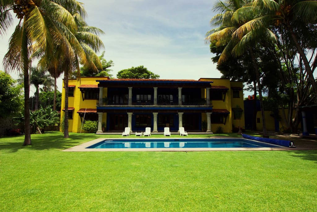 Bungalows con alberca y jardín.
