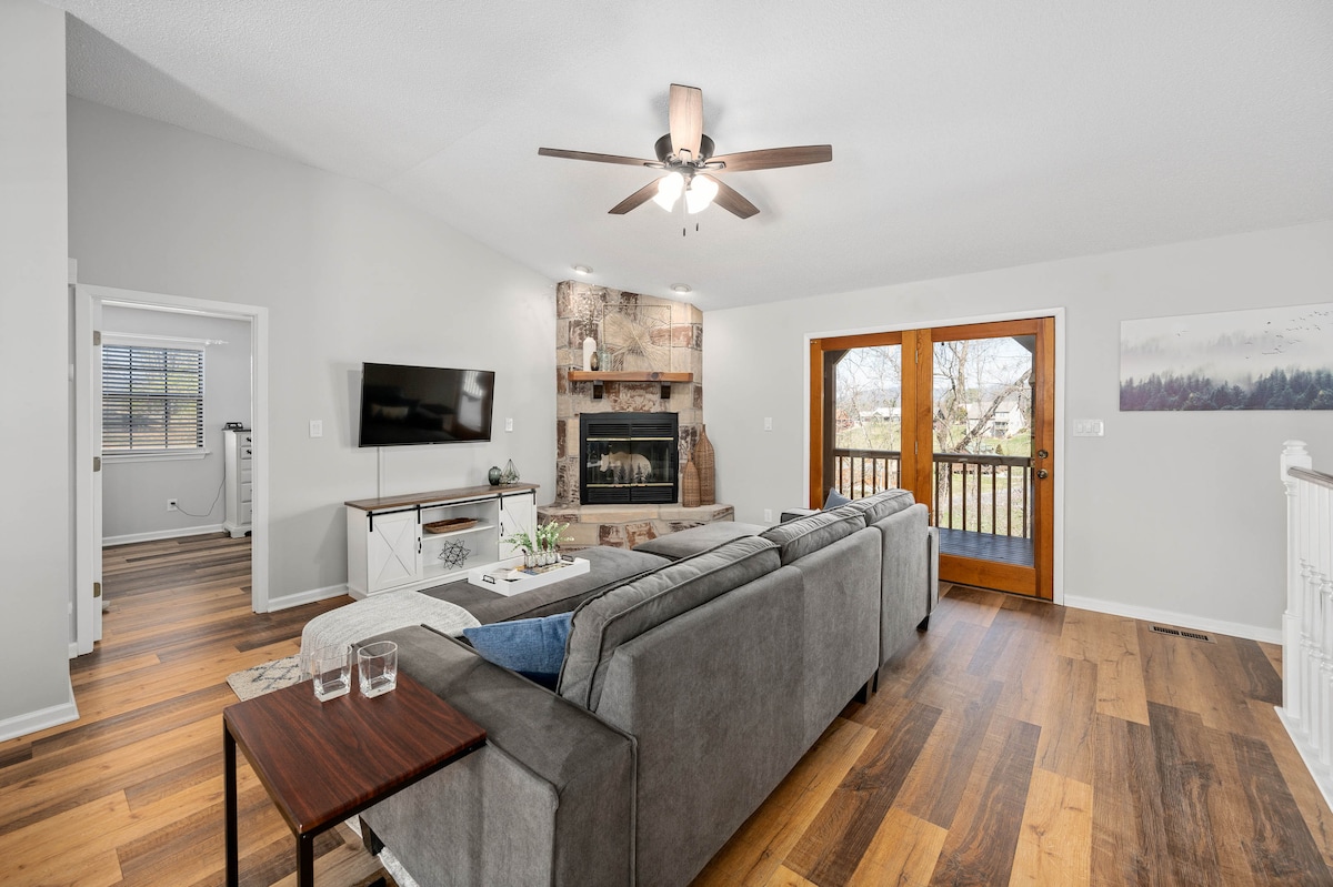 Obytný priestor na poschodí s novým gaučom, nadrozmernou pohovkou, 55-palcovou televíziou a predplatným YouTube TV.