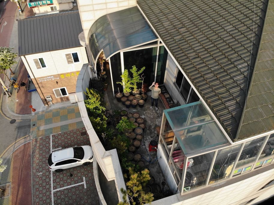 Welcome to Our AirBnB.
I'm in the middle of Photo from Rooftop Garden! ^^