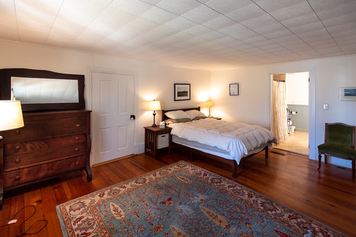 Основна спалня на първия етаж на основната къща, със самостоятелна баня. 
