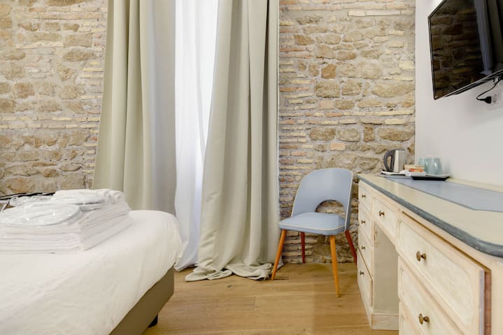 Charming Historic Apartment near the Spanish Steps gallery image 4