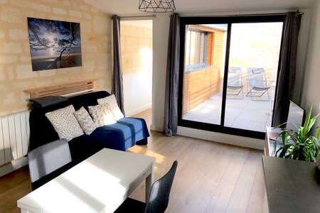 Charming & very quiet apartment (terrace, parking)