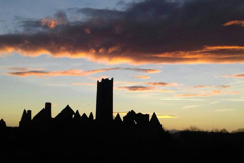 Walking distance from Quin abbey , bars and restaurants