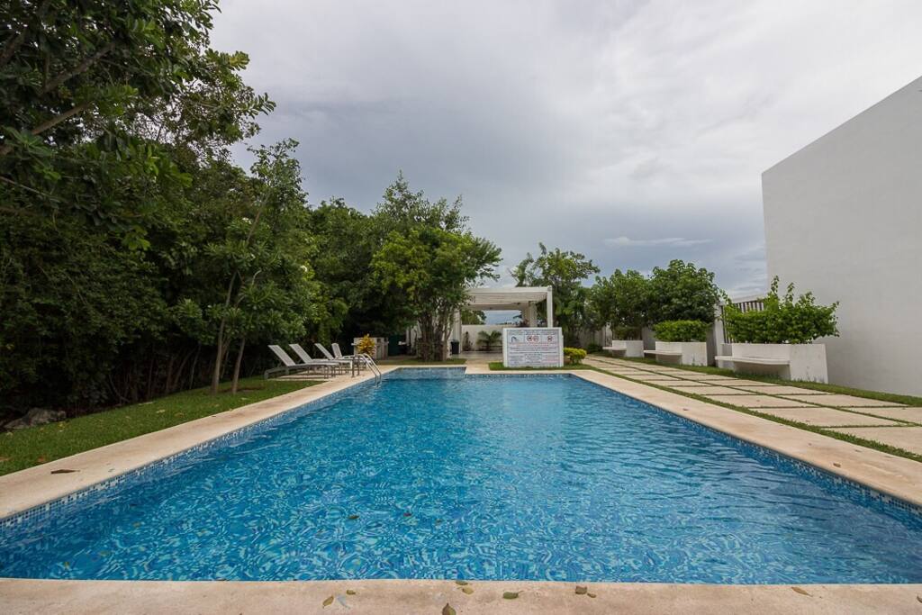 Piscina frente a la casa