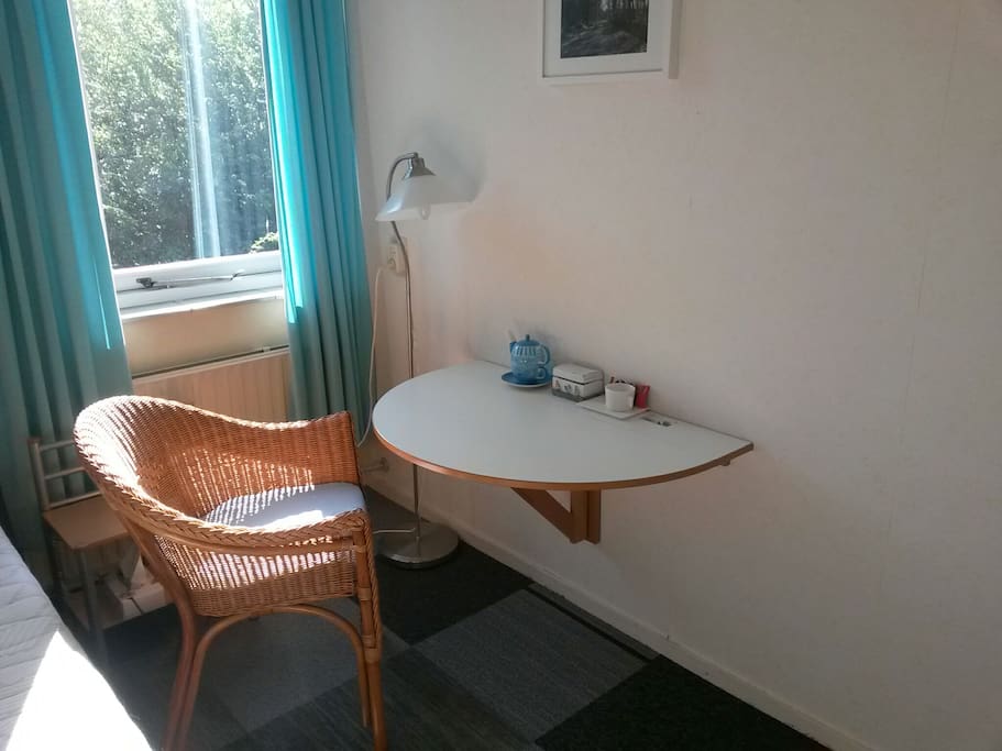 Uw kamer met stoel en buro, leeslamp, waterkoker, thee of koffie, Wi-Fi. Uitzicht op de molen.