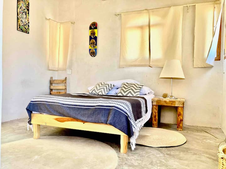 Habitación 1 en el primer piso. Cama tamaño queen (cama doble). Baño privado adjunto.