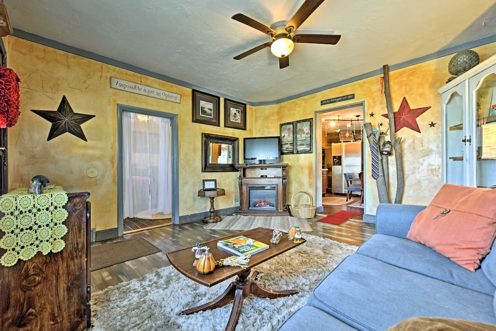 The whimsical decor in the living room makes this a fun vacation getaway!