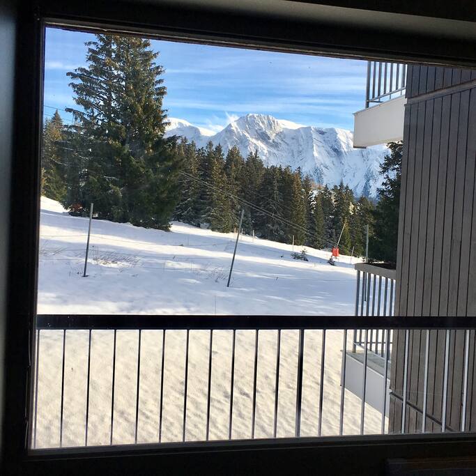 Pièce à vivre, vue directe sur les pistes en hiver