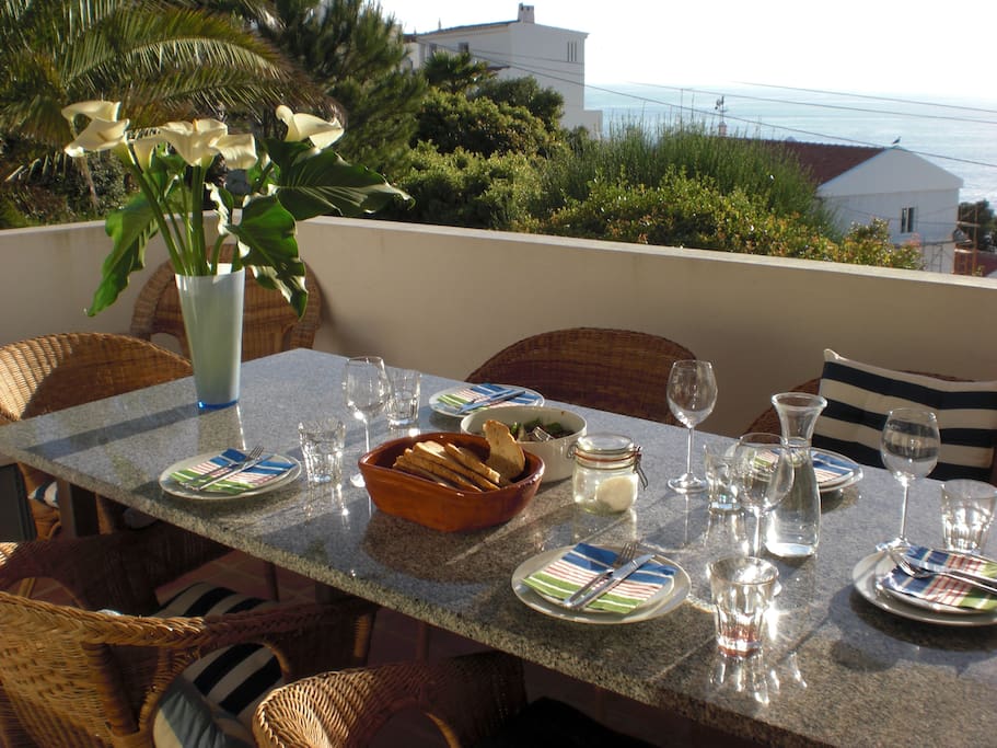 Esstisch auf der Terrasse