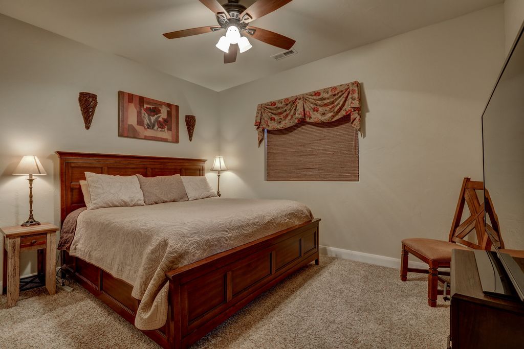 تحتوي غرفة النوم رقم6 على سرير بمقاس كبير وحمام داخلي وهي في الطابق السفلي ، وهو مثالي للضيوف الذين يرغبون في ملاذ خاص.