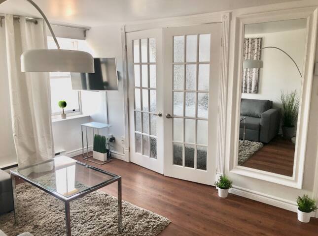 PrivateTerrasseOldQc 2BdrChamplain Parking AC Wifi gallery image 3