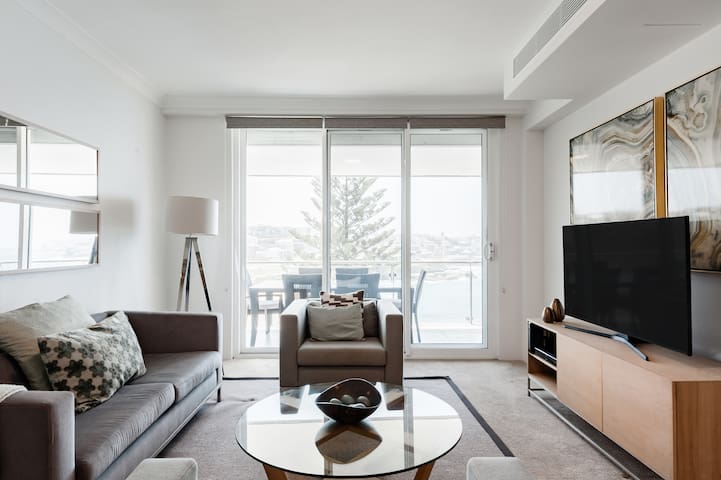 Stroll to Bronte Beach from an Apartment with Ocean Views