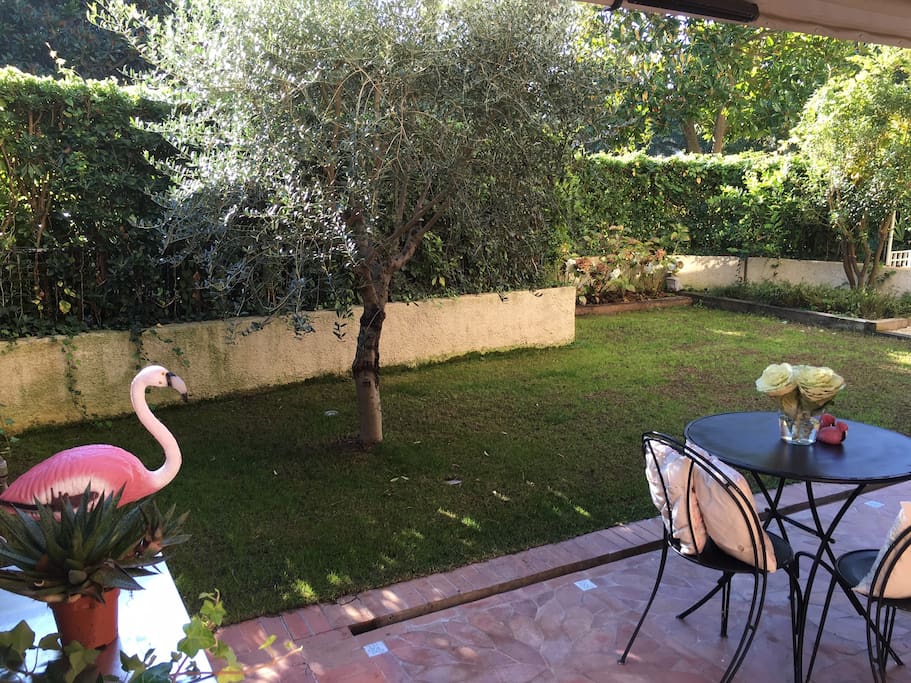 jardin et terrasse privative de l'appartement donnant sur magnifique parc privé de la résidence