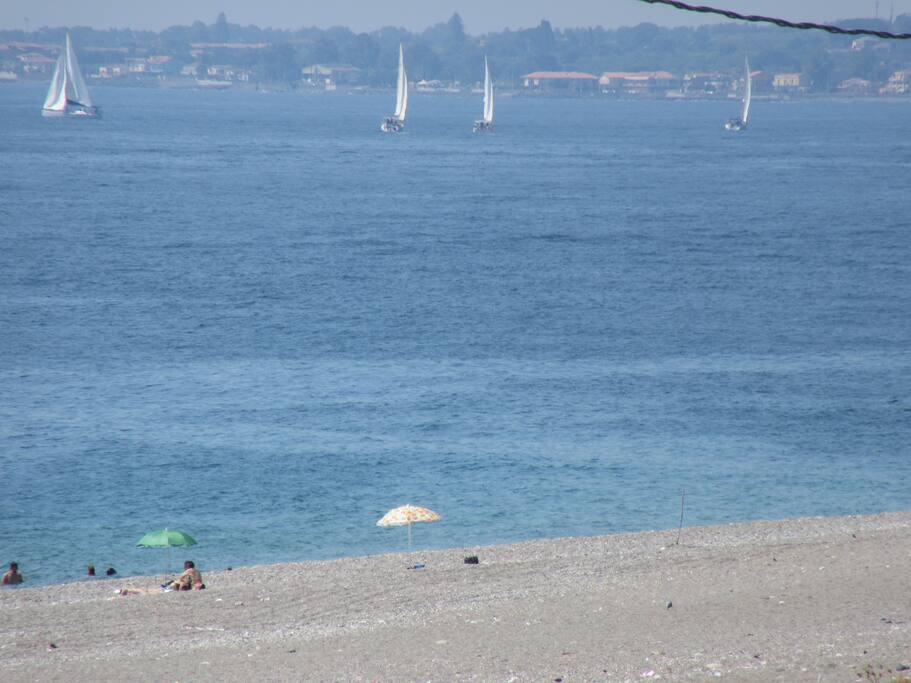 Il mare antistante e vista delporto di Riposto
