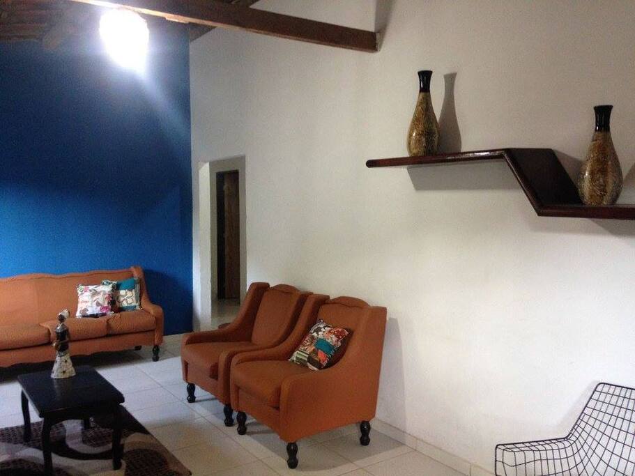 Sala de estar composta por moveis rústicos.