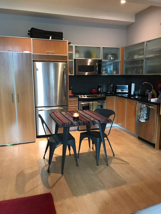 Perfect for 2, fully stocked kitchen tools/appliances, including a dishwasher!