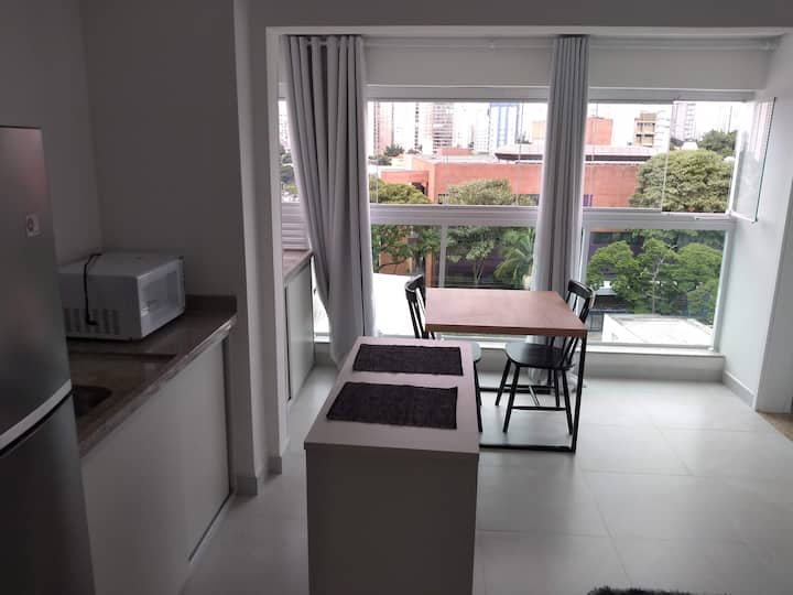 Studio 35m2 bračni krevet do 3 minibar mikrovalna  pećnica i TV 32.
Nova zgrada na 400 m MetroBrooklin.
Potpuno novi Studio 35 m2 bračni krevet potpuno namješten u blizini Morumbi Shopping Berrini TRANSAMERICA EXPOCENTER Santo Antonio poslovna četvrt USConsulate