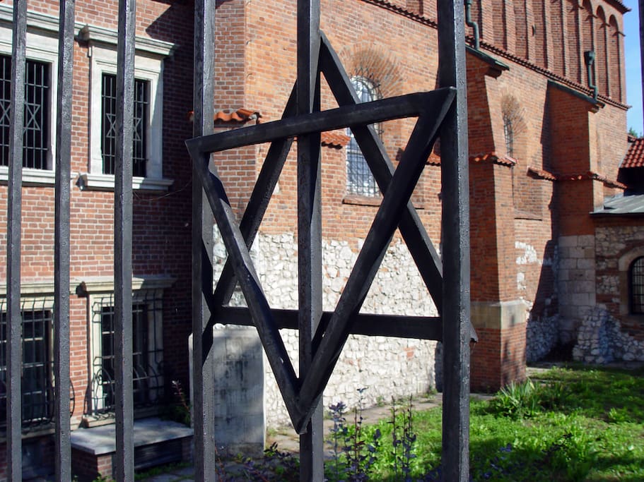 Neibourhood - the oldest synagoge in poland - just next building