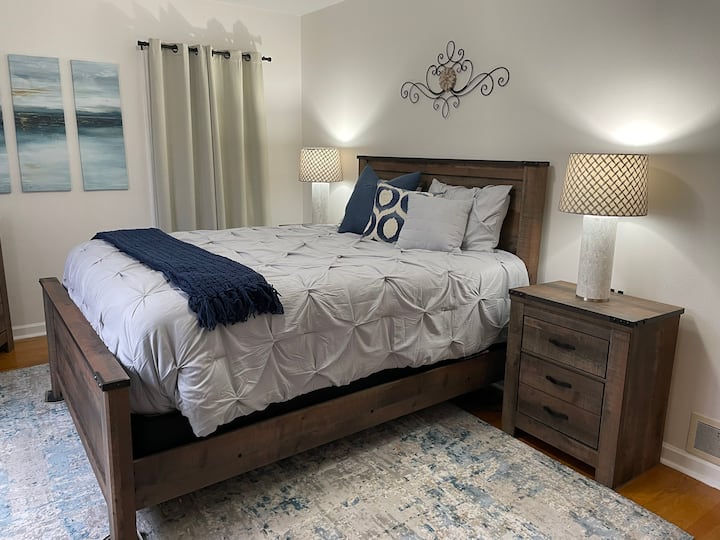 เตียง #1 - เฟอร์นิเจอร์ใหม่ทั้งหมดรวมถึงที่นอนบนหมอนควีนไซส์!