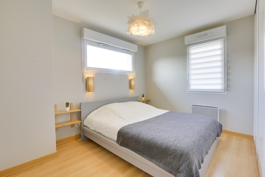 第一间卧室配有标准双人床