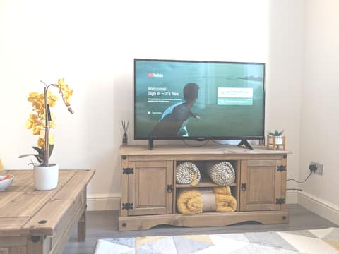 NEW APARTMENT- Book direct-07950413594