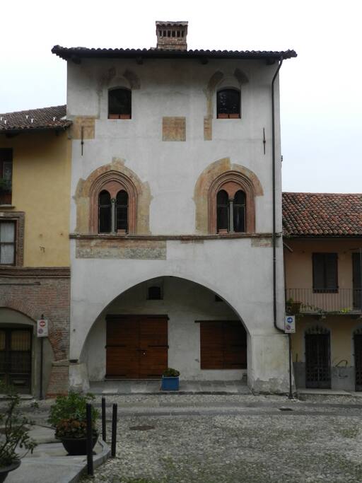 La casa vista da piazza Santa Maria