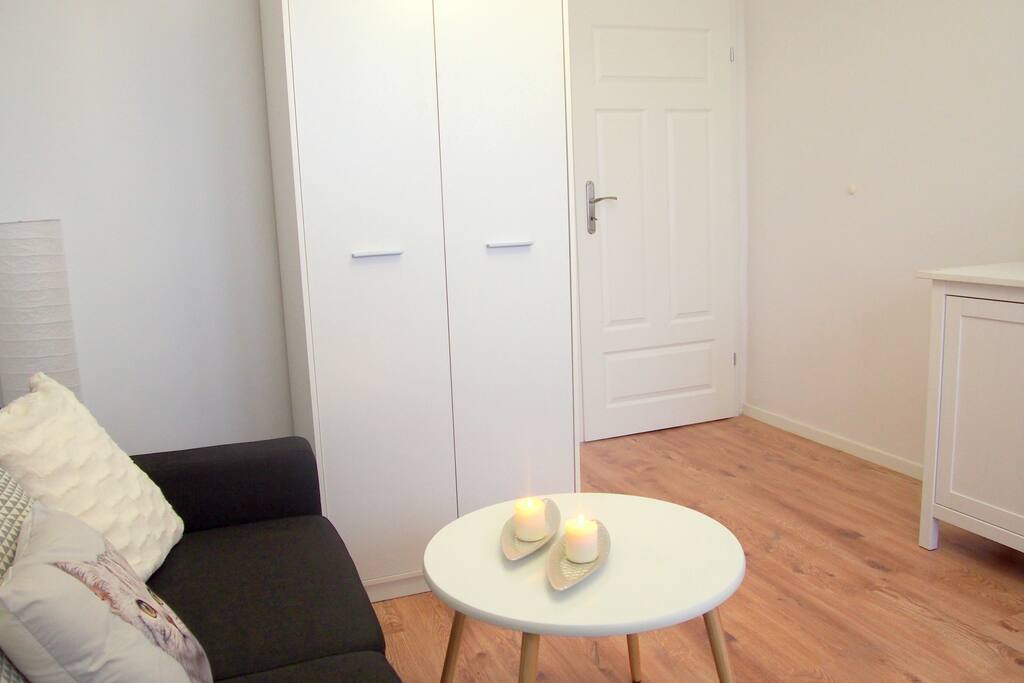 Pokój dzienny z dużą szafą i dwoma miejscami do spania/Living room with a large wardrobe and two places to sleep