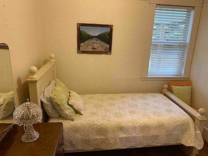 سرير ثالث مفرد تم إعداده في نفس الغرفة مثل الغسالة والمجفف. 