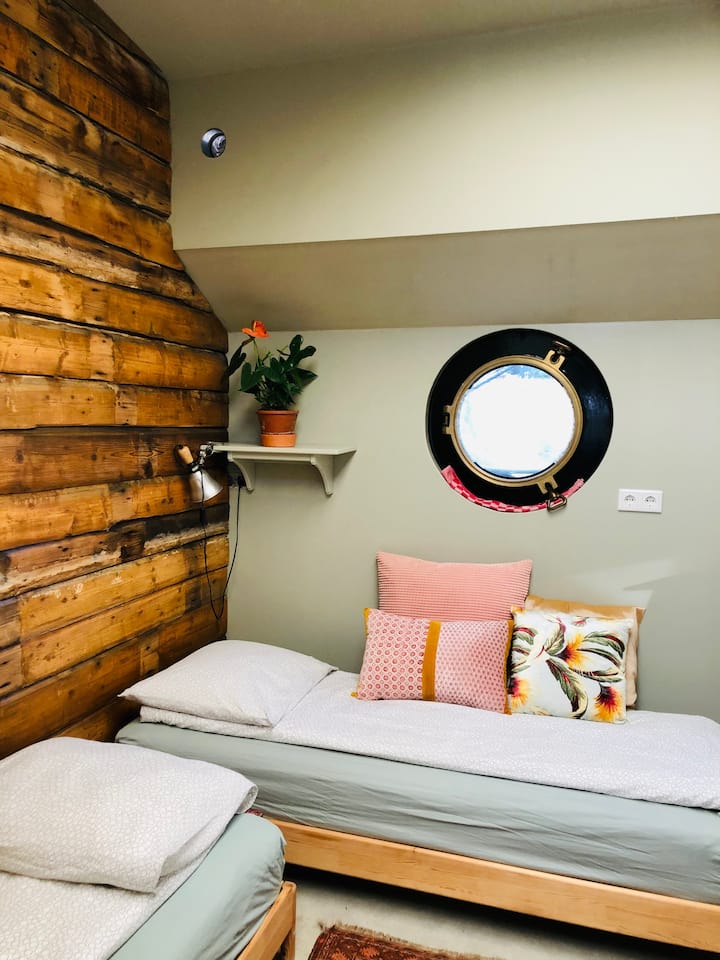 זו הבקתה השנייה עם שתי מיטות יחיד, אבל אם תרצו, נוכל להניח את המיטות אחת ליד השנייה. 