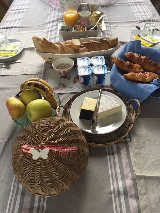 ons ontbijt buiten onder het terras