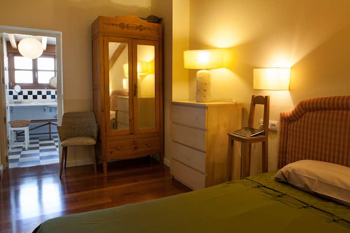 Vlastná kúpeľňa s hlavnou spálňou