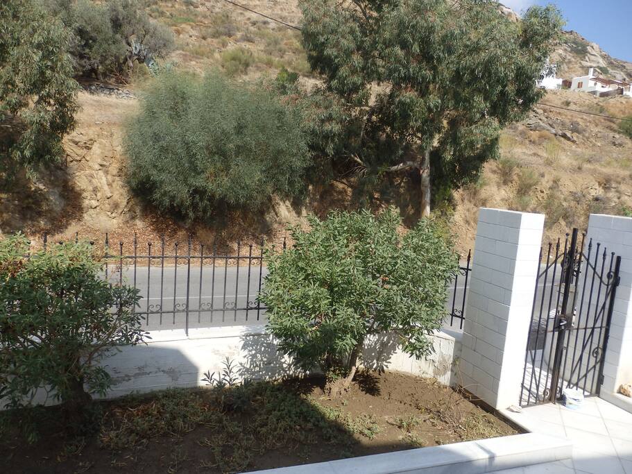Η κεντρική είσοδος του κτιρίου