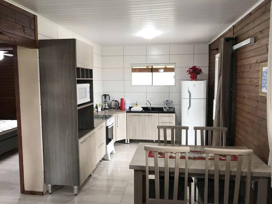 Cozinha completa com mesa e 4 cadeiras