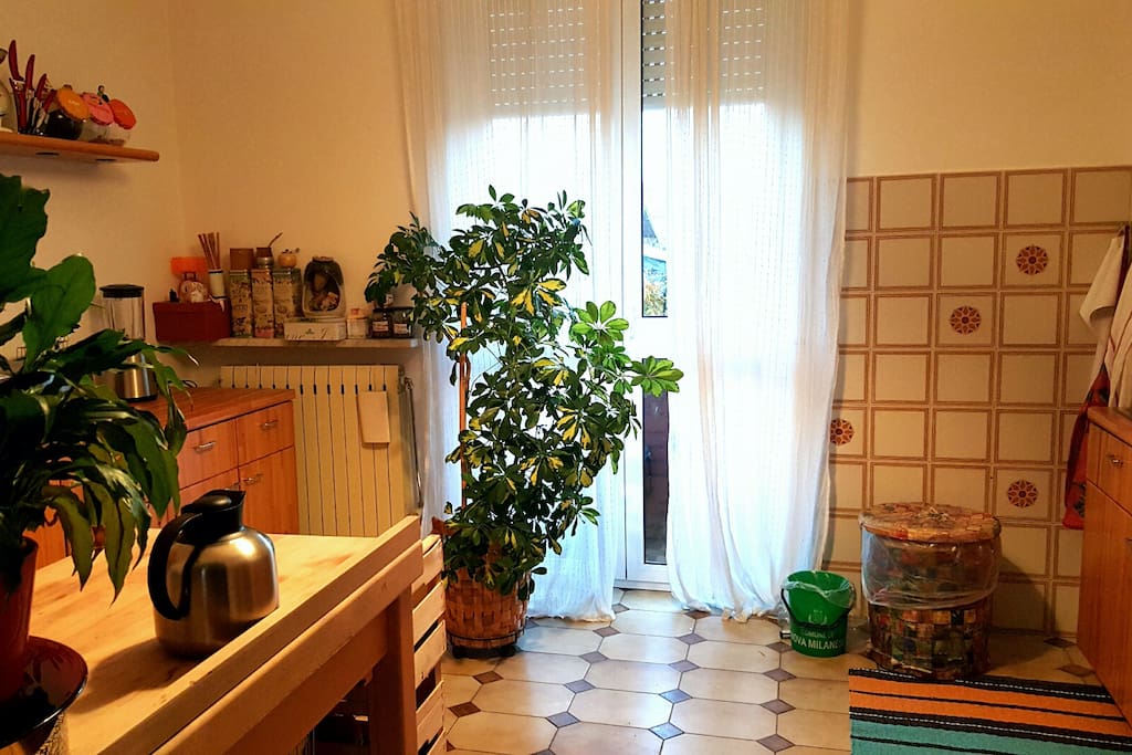 La cucina creativa, calda e spaziosa