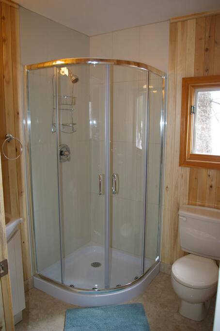 Green Cottage bathroom