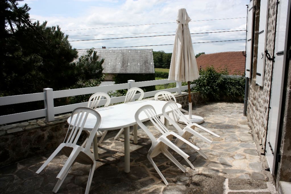 Terrasse d’où l’on peut se reposer ,prendre les repas ,faire un barbecue